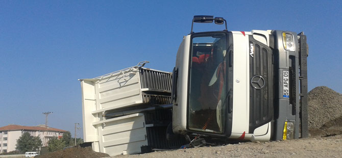 Hafriyat kamyonu devrildi: 1 yaralı