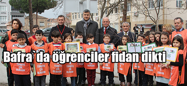 Bafra`da öğrenciler fidan dikti