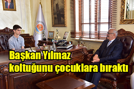 Başkan Yılmaz koltuğunu çocuklara bıraktı