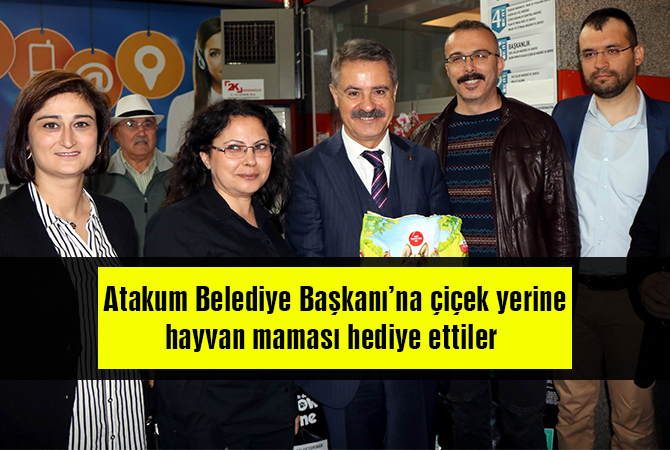 Atakum Belediye Başkanı’na çiçek yerine hayvan maması hediye ettiler