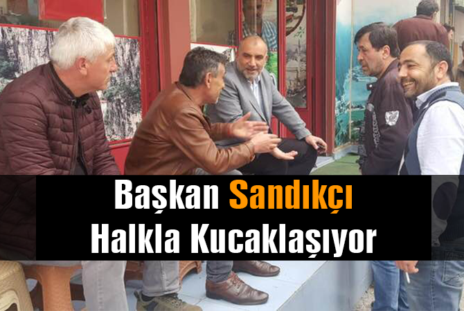 Başkan Sandıkçı halkla kucaklaşıyor