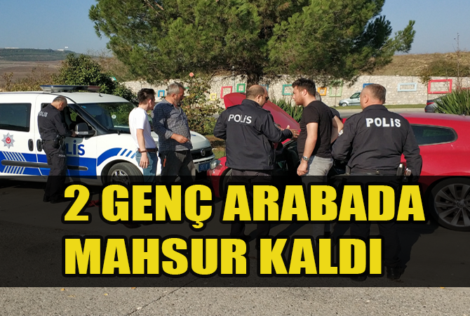 Otomobilde mahsur kalan gençleri polis kurtardı