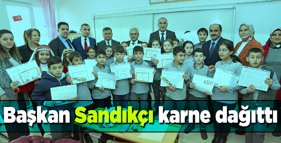 Başkan Sandıkçı karne dağıttı