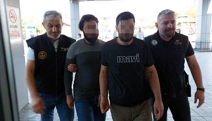 Samsun'da terör örgütü DEAŞ'a yönelik düzenlenen eş zamanlı operasyonda gözaltına alınan yabancı uyruklu 3 kişi adliyeye sevk edildi