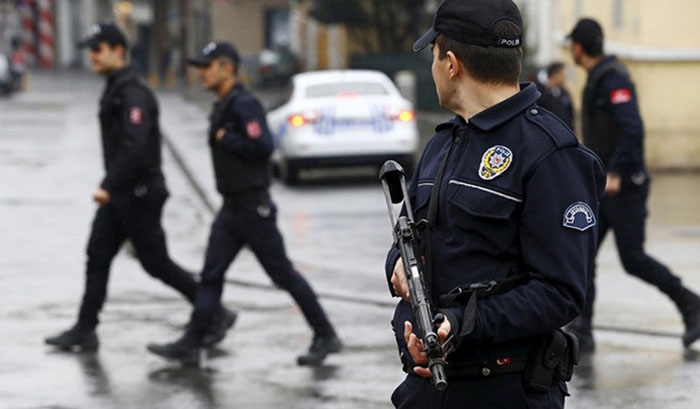  Samsun'da terör örgütü DEAŞ'a yönelik düzenlenen eş zamanlı operasyonda yabancı uyruklu 4 kişi gözaltına alındı