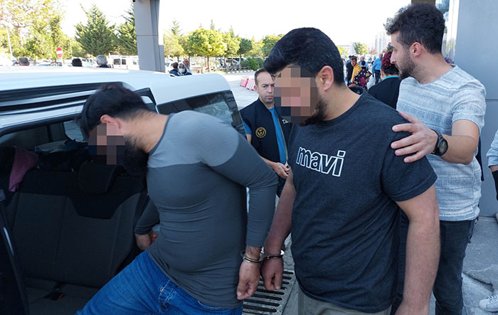 Samsun'da terör örgütü DEAŞ'a yönelik düzenlenen eş zamanlı operasyonda gözaltına alınan yabancı uyruklu 3 kişi adliyeye sevk edildi