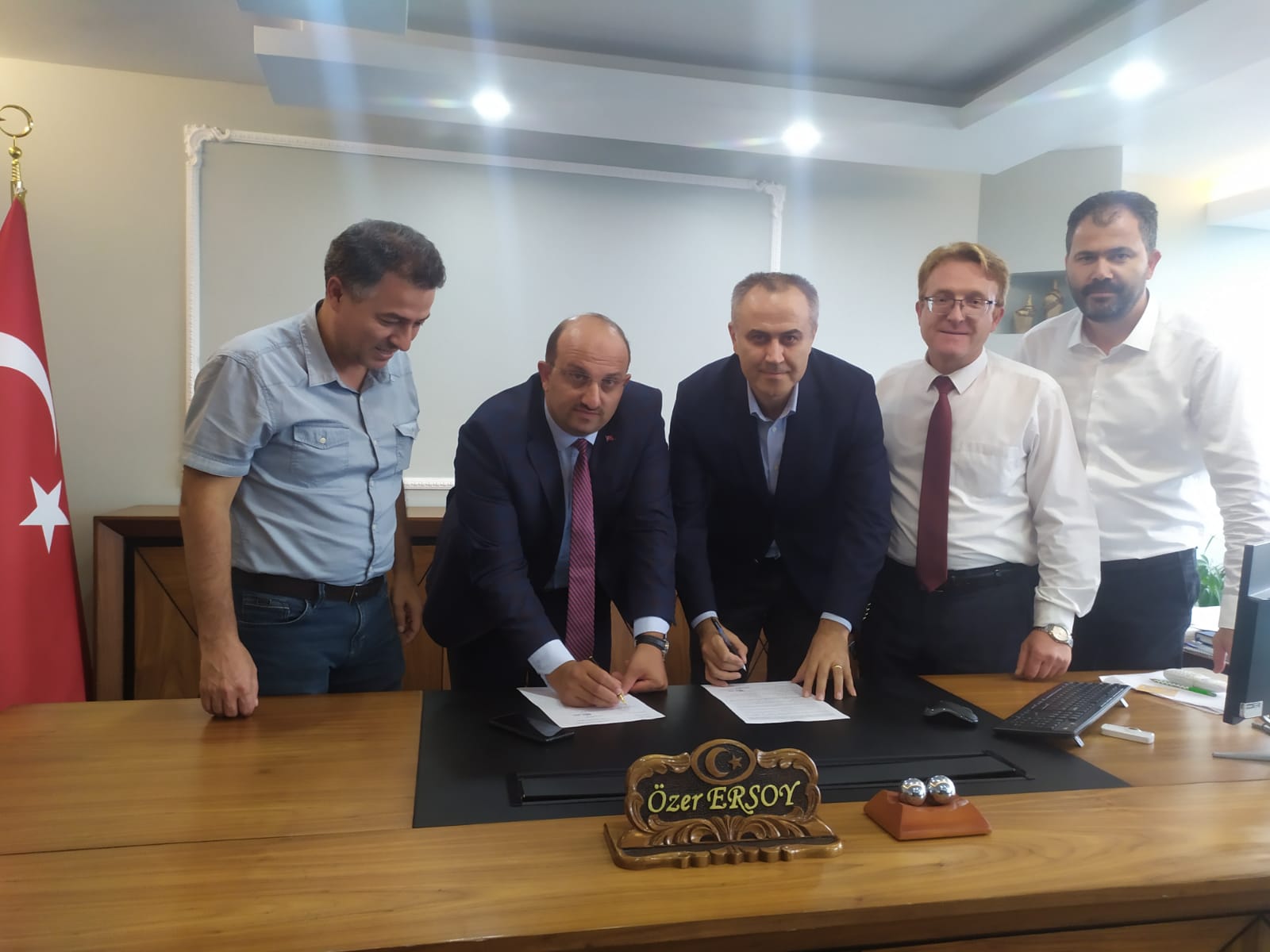 Samsun'da İlkadım Milli Eğitim Müdürlüğü personeli, banka ile yapılan yeni sözleşme sonrası 10 bin 500'er lira daha almaya hak kazandı