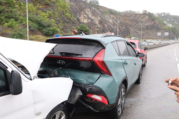  Samsun'da 8 aracın karıştığı 3 farklı trafik kazasında 1 kişi yaralandı