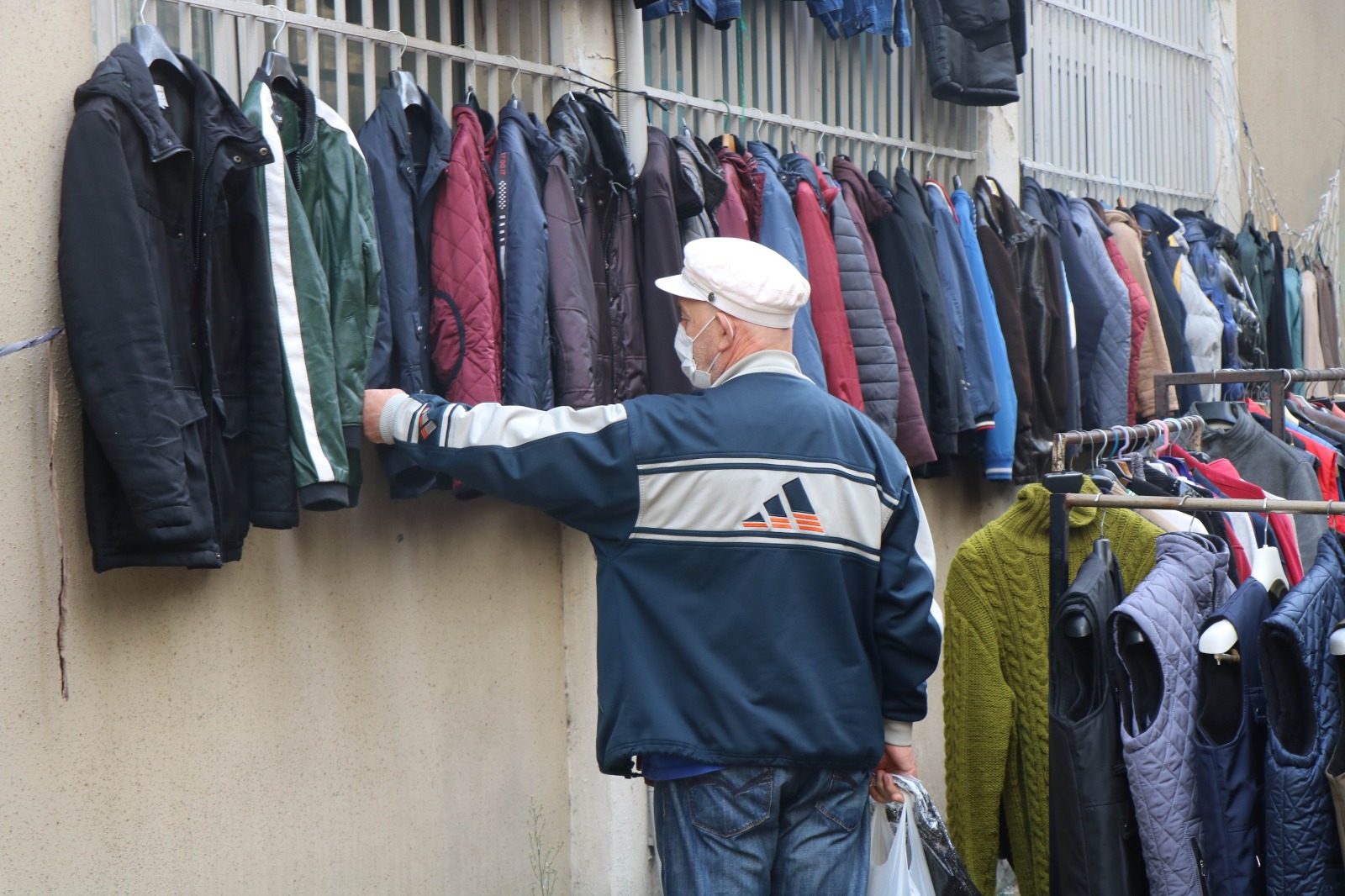 Samsun'da 1980 ve 90’lı yılların geniş kalıplı 2'nci el kıyafetleri, özellikle gençler tarafından rağbet görüyor