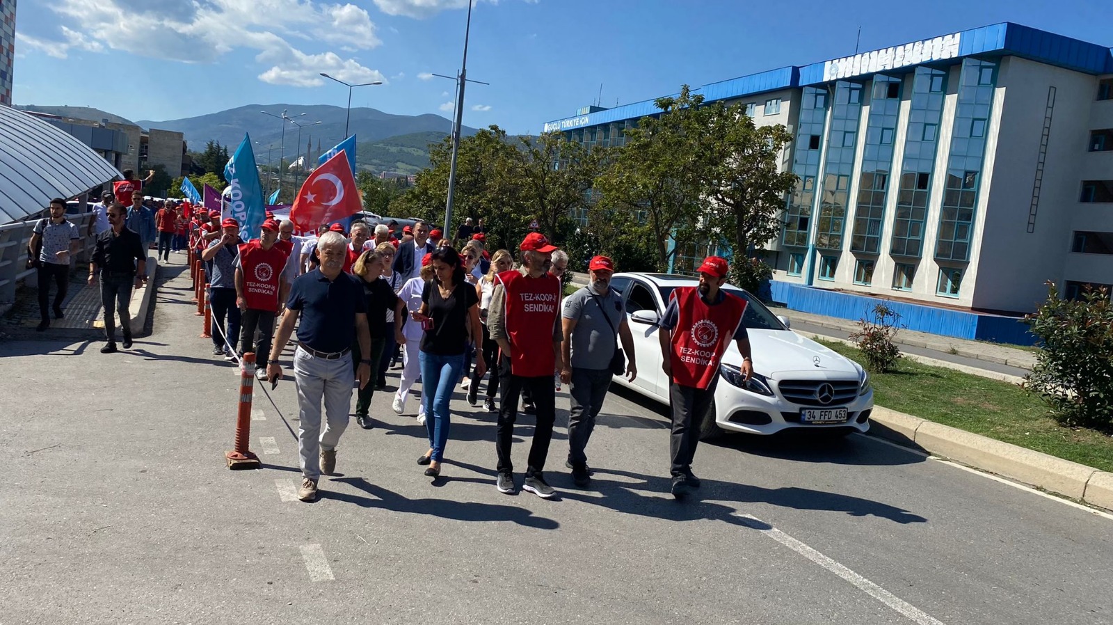 Samsun'da TEZ-KOOP işçileri, OMÜ'deki 6'ncı eylemlerini gerçekleştirirken Sendika Başkanı, "Yüzde 5 lanetinden kurtulana kadar burada olacağız" dedi