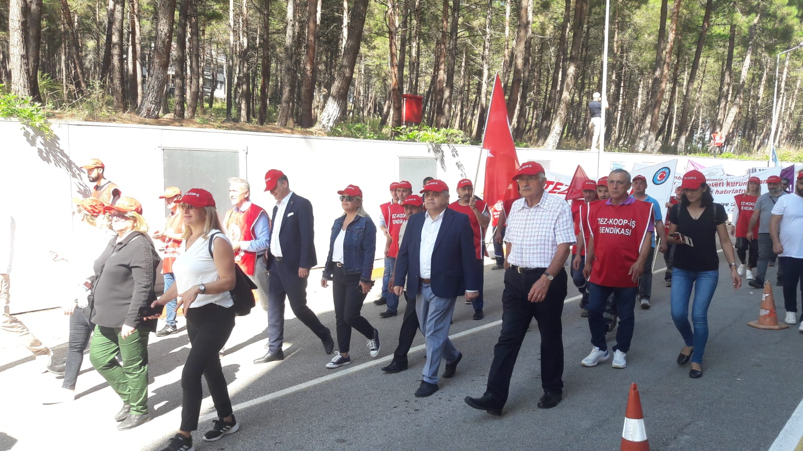 Samsun'da TEZ-KOOP işçileri, OMÜ'deki 6'ncı eylemlerini gerçekleştirirken Sendika Başkanı, "Yüzde 5 lanetinden kurtulana kadar burada olacağız" dedi