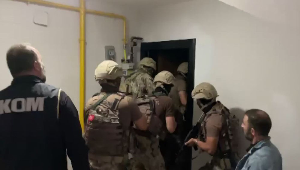 Samsun merkez ve Bafra ve Yakakent ilçelerinde suç örgütüne yönelik düzenlenen ve 15 kişinin gözaltına alındığı operasyon polis kamera tarafından saniye saniye görüntülendi