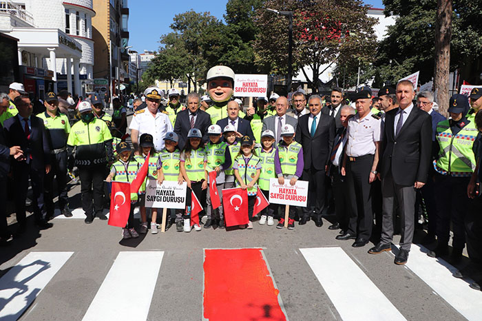 Samsun'da, trafikte yaya önceliğine dikkat çekmek amacıyla düzenlenen etkinlikte Vali Doç. Dr. Zülkif Dağlı ve protokol üyeleri yaya geçidine kırmızı çizgiyi çekti