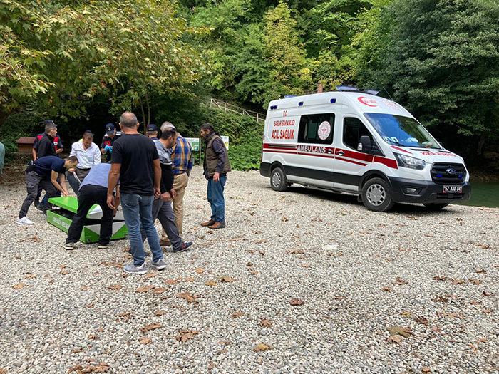  Sinop’un Erfelek Şelaleleri’nde üzerlerine ağaç devrilen gruptan 2 kişi hayatını kaybetti, 1 kişi yaralandı
