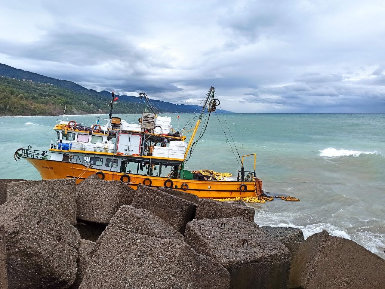 Samsun'dan Kastamonu açıklarına balık tutmak için giden tekne, kayalıklara çarptı, denize düşen balıkçılar son anda kurtuldu