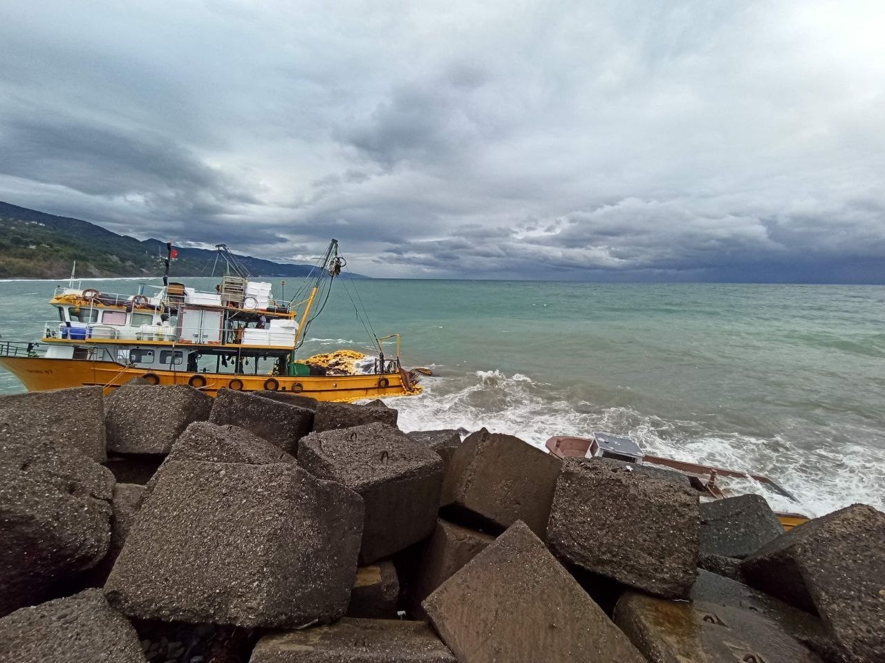 Samsun'dan Kastamonu açıklarına balık tutmak için giden tekne, kayalıklara çarptı, denize düşen balıkçılar son anda kurtuldu