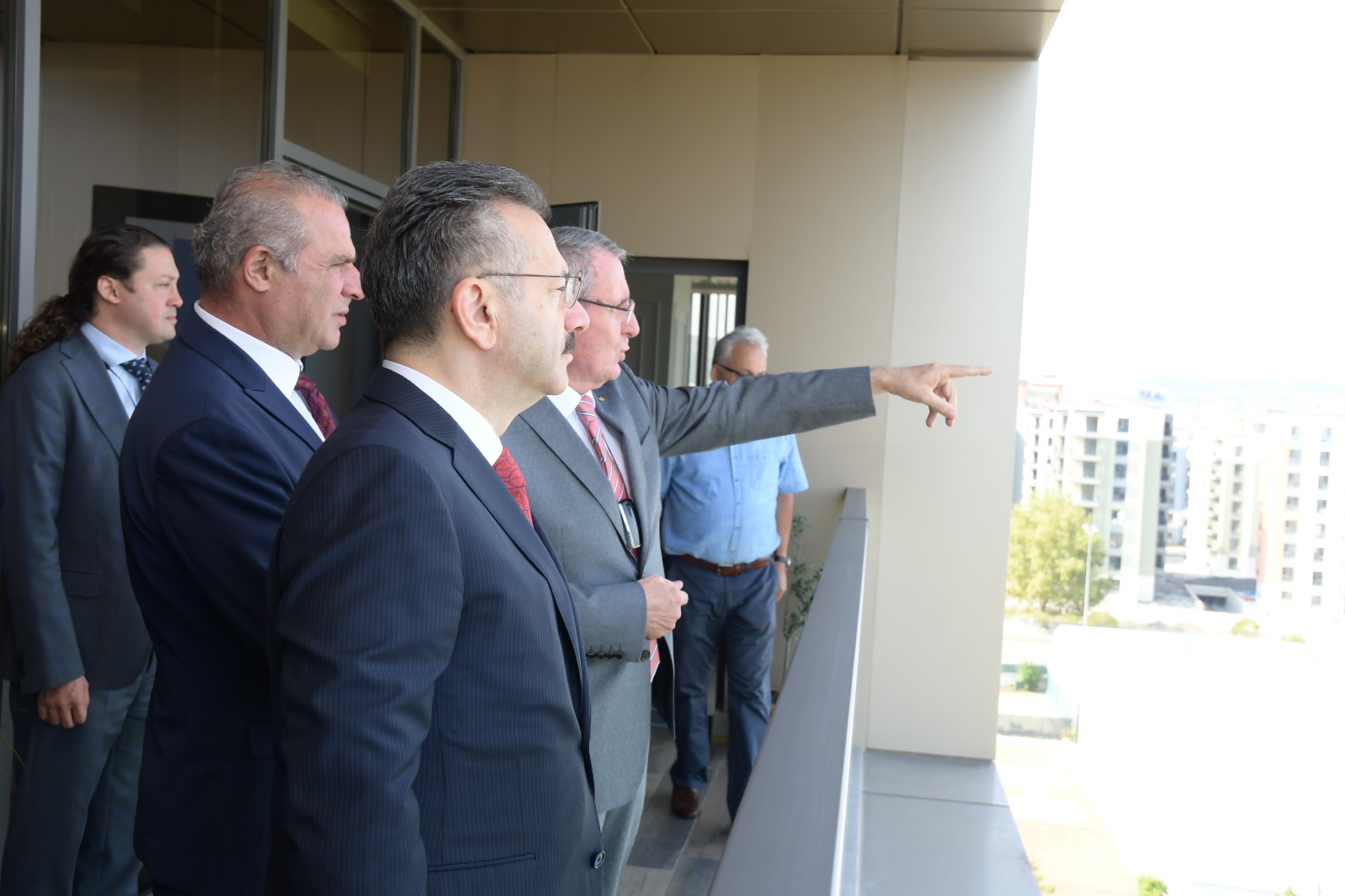 2010-2014 yılları arasında Samsun Valiliği yapan Aydın Valisi Hüseyin Aksoy, Samsun Ticaret ve Sanayi Odası’nı(TSO) ziyaret ederek, yönetim kuruluyla bir araya geldi