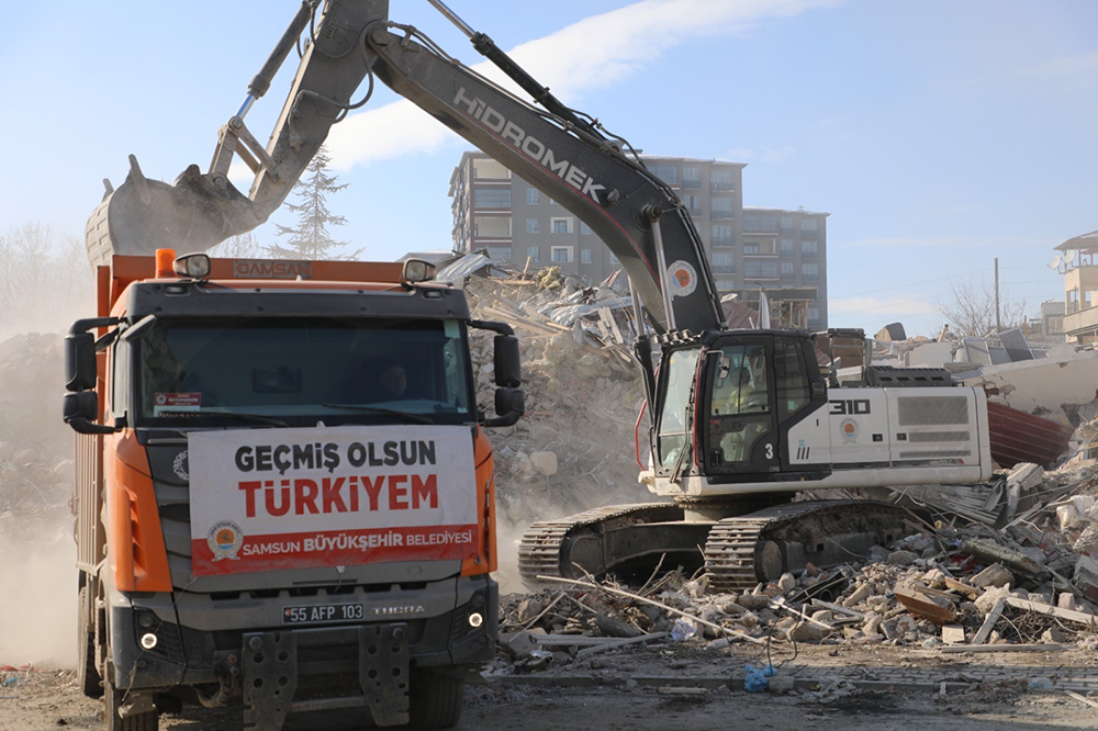 Samsun Büyükşehir'den DEPREM BÖLGESİNE 'ÇİFTE' DESTEK! Samsun Büyükşehir Belediyesi, afet bölgesine 10 bin bordür taşı ve 71 bin 545 litre yakıt desteği sağladı. Başkan Mustafa Demir, "Yaralarımızı birlikte saracağız" dedi