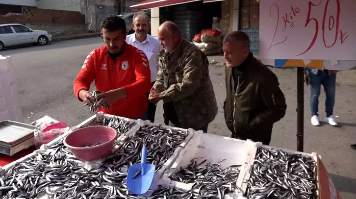 Hamsinin kilosu 25 lira!
SAMSUNSPOR'UN
ZAFERİNE...