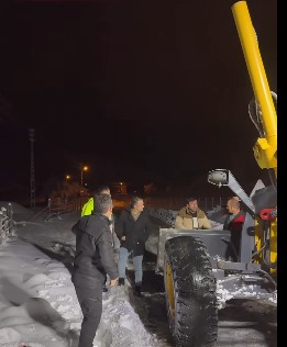 Başkan ve ekipleri sahada
ALAÇAM'DA
'KAR'
SEFERBERLİĞİ