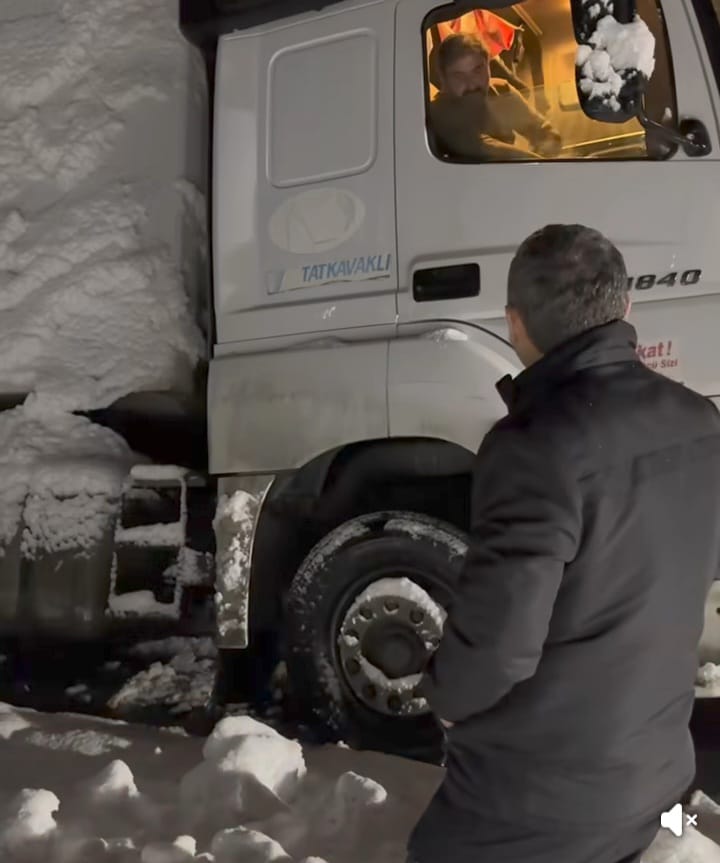 Başkan ve ekipleri sahada
ALAÇAM'DA
'KAR'
SEFERBERLİĞİ