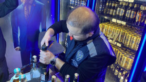 Yılbaşı denetimleri sürüyor

Samsun polisinden 
ÜST ÜSTE
BASKINLAR!