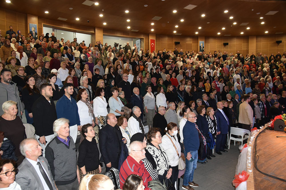 102 YAŞINDA SAHNEDE