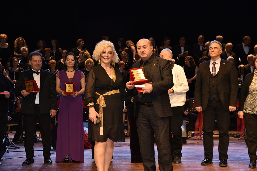 102 YAŞINDA SAHNEDE