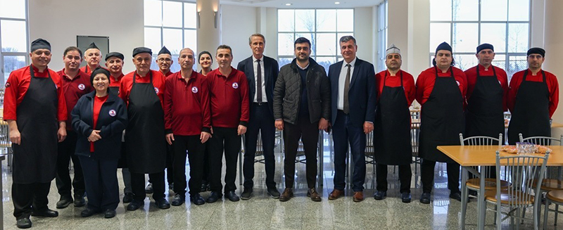 Binlerce öğrenci, her akşam iftarda buluşuyor
OMÜ'DE
'BİRLİK'
SOFRASI!